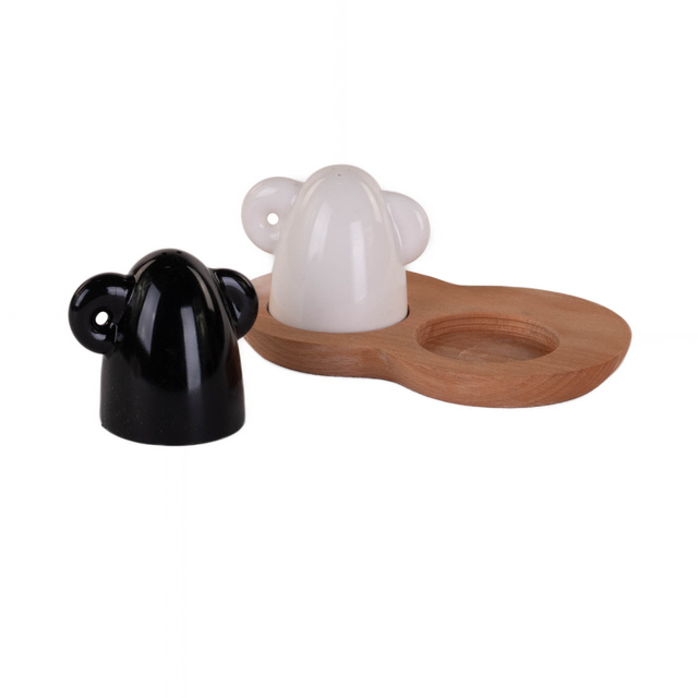 Solniță și piperniță pe suport din lemn