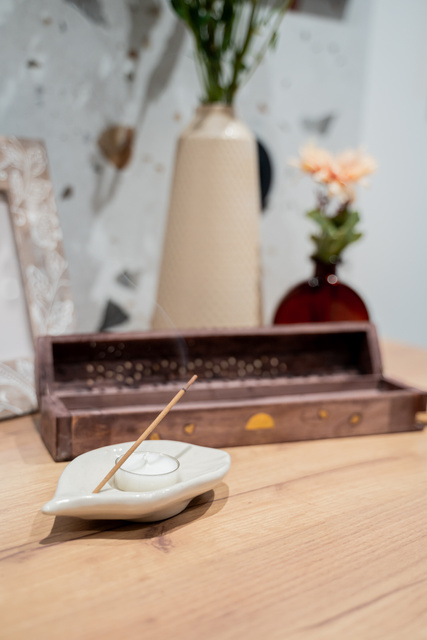 Set de bețișoare de tămâie cu suport și lumânări