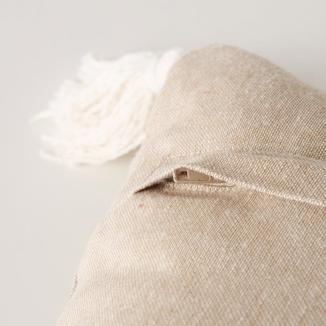 Perna decorativă cu brăduți brodați și ciucuri TAMMO, 40 x 40 cm