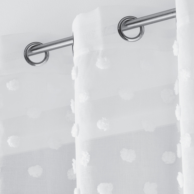 Perdea pentru sufragerie cu un decor punctat pe ochiuri, 140 x 240 cm, alb