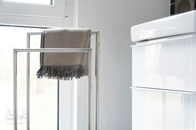 Suport metalic pentru prosoape RAVINA, înălțime 80 cm